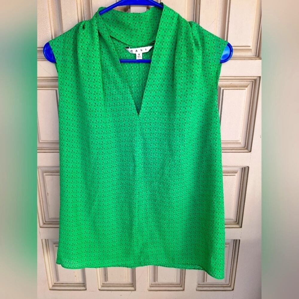 Cabi SzS Kelly Green Sleeveless Suit Blouse V Neck MiniPrint Silk Blend Pretty